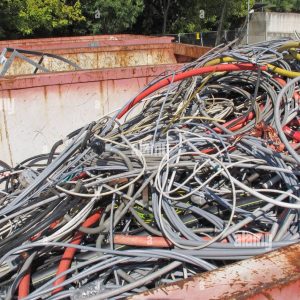 contenedor-de-residuos-de-vertedero-con-cable-electrico-y-fibra-optica-d0x545
